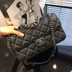 샤넬 캐비어 플랩백 블랙