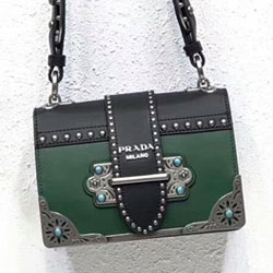 프라다 카이에 스터드 장식 송아지 가죽 백 1BD045